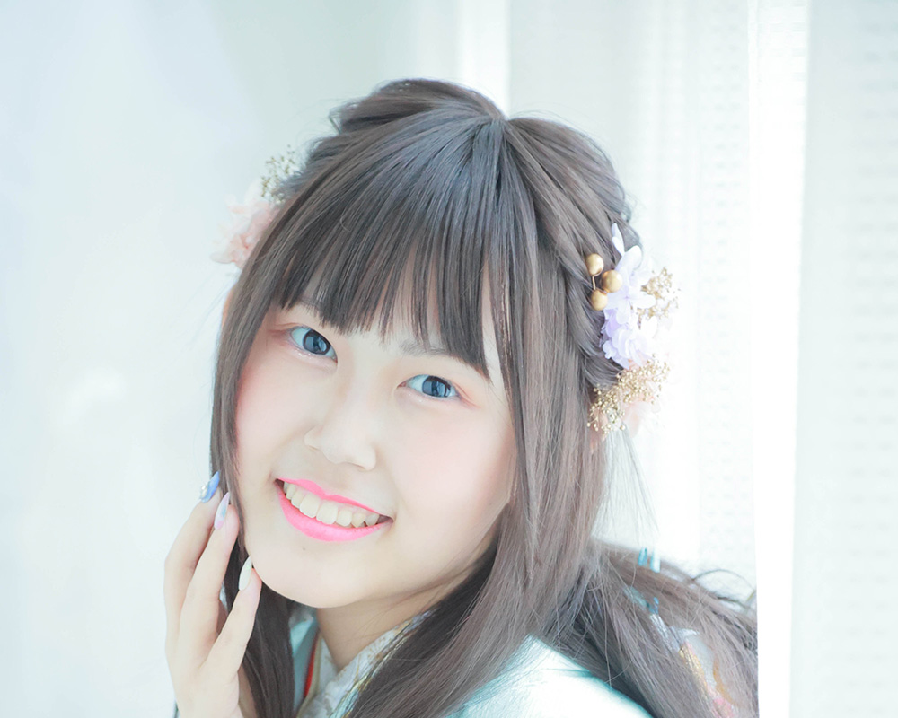 振袖の女性とお子さんたち