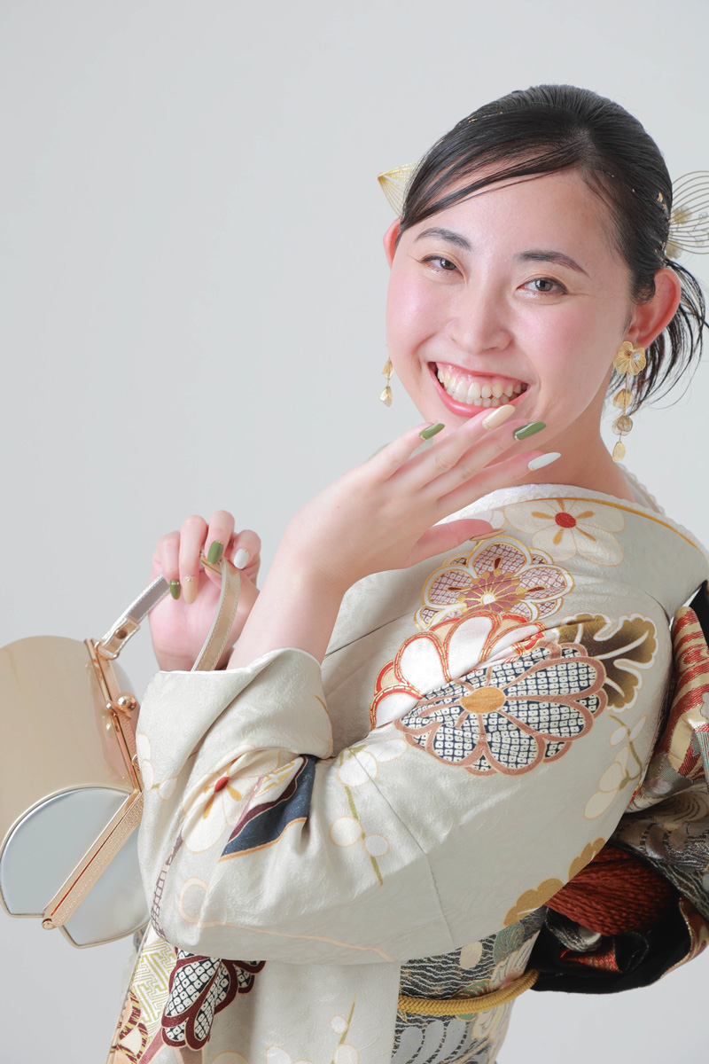 振袖を着て笑顔の女性